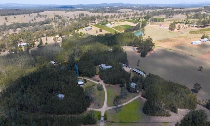 Pokolbin House | Discover Sweetacres Hunter Valley: Poolside Family Retreat