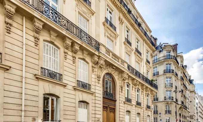 Paris City Center Apartment | Sweett | Amiral de Coligny