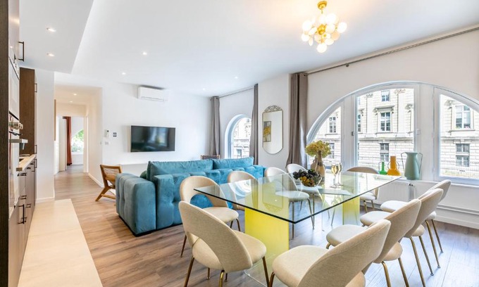 Paris City Center Apartment | Elegant Sweet Inn - Notre Dame: Family-Friendly Getaway