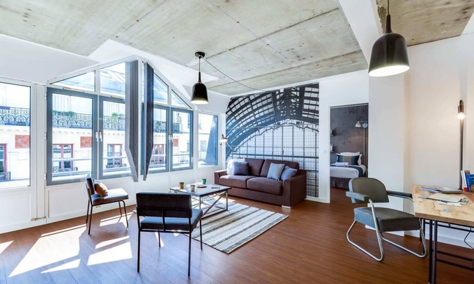 Quartier Saint-Georges Apartment | Spacious Milan VI Apartment with Spa & Kitchen for 10 Guests