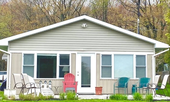 Ludington Cottage | Cozy Sweetwater Cottage by Lower Hamlin Lake – Guest Rated 9.8