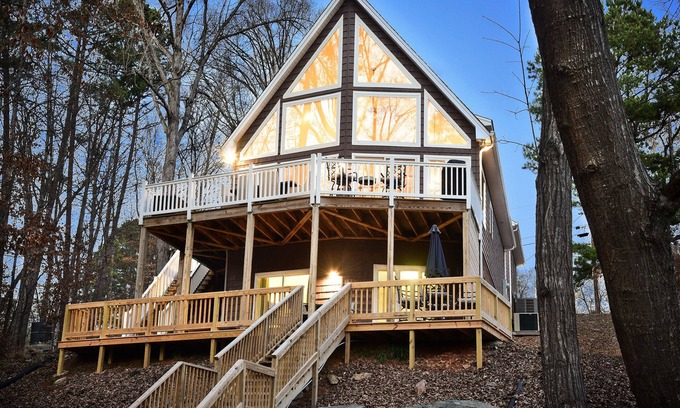 Albemarle House | Lakefront Retreat: Cozy Getaway with Sunset Views