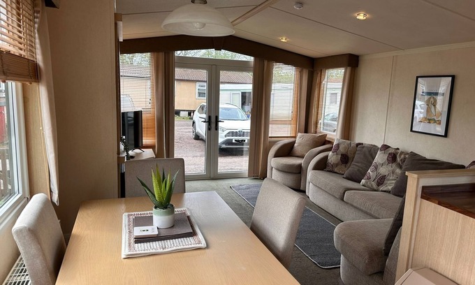 Glasgow House | Family-Friendly Swift Moselle 2-Bed Parkhome in Glasgow