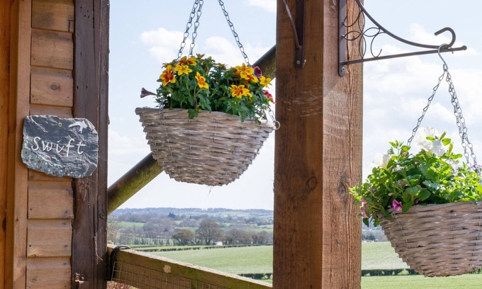 Etchinghill House | Cozy Swift One Bedroom House with Full Kitchen Amenities