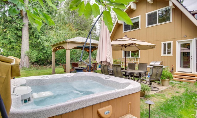 Gold Bar Cabin | Owl’s Nest - Inviting Cabin with Hot Tub & Fireplace