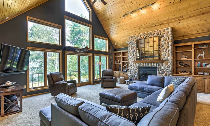 Hayward House | Ideal Lakefront Hayward Home with Private Dock & Game Room