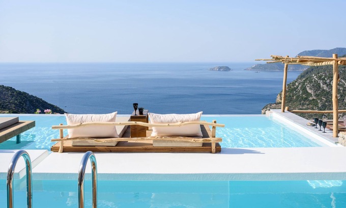 Alonissos Bed & Breakfast | Relaxing Swim Up Suite with Infinity Pool & Sea View