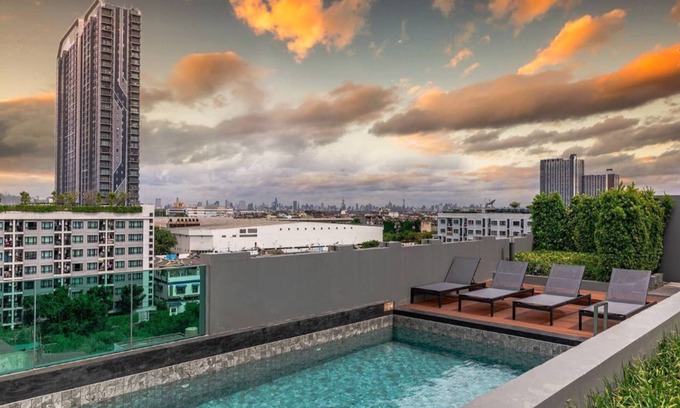 Mueang Samut Prakan District Apartment | Convenient Hotel with Pool and Gym Near BTS PuChao
