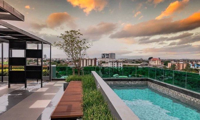 Mueang Samut Prakan District Apartment | Relaxing Escape with Pool & Gym Near BTS PuChao