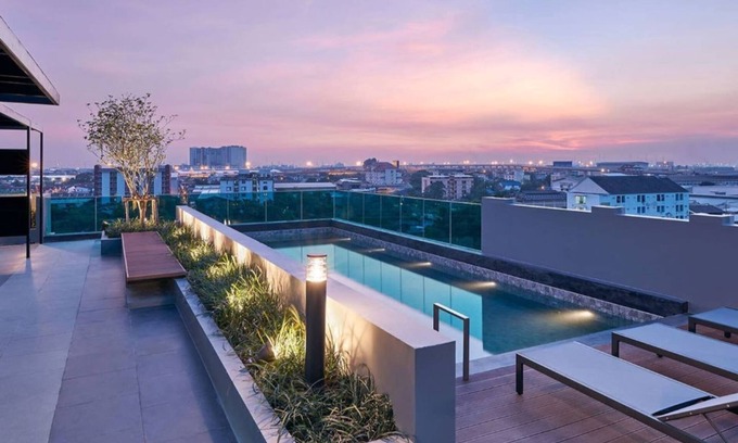 Mueang Samut Prakan District Apartment | Relaxing Retreat with Pool & Gym near BTS PuChao