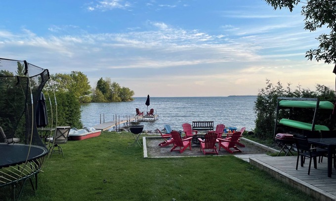 Brock Cottage | Waterfront Swing Bridge Cottage on Lake Simcoe - 10/10 Rated
