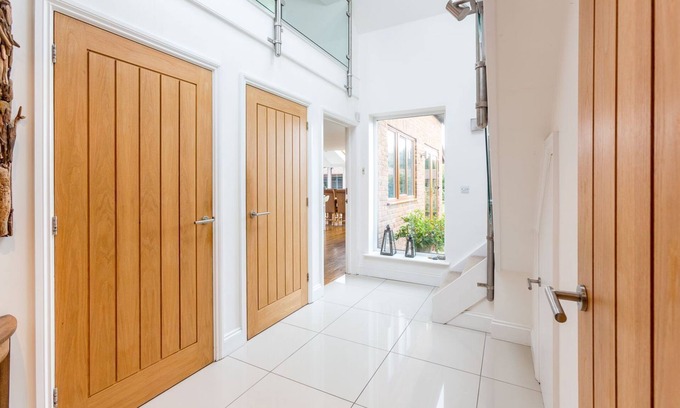 Aldringham Apartment | Discover Swiss Cottage: Ideal Retreat for 10 Guests