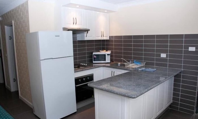 Cooma Hotel | Cozy Swiss Motel: Family-Friendly with Kitchen & Breakfast