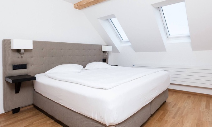 Gewerbeschule House | Convenient Stay at Swiss Star Longstreet with Breakfast
