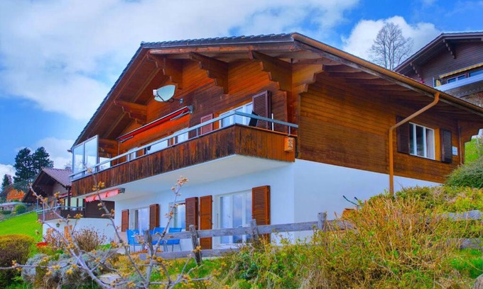 Aeschlen ob Gunten Apartment | SwissHut Stunning Views Alps Lake - Apart. Lena Down
