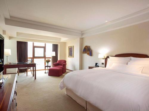 San Isidro Hotel | Premium Swissotel Lima: Pet-Friendly Oasis with Pool Access