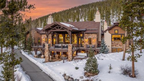 The Highlands House | Family-Friendly Getaway at Switchback Lodge Awaits You