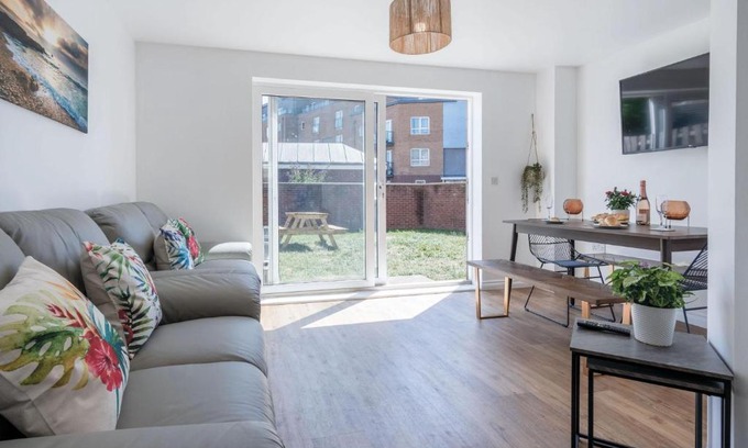Llanelli House | Family-Friendly Swn Y Mor: 4 Bedroom Getaway in Llanelli