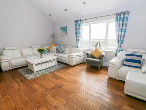 Amroth House | Discover Swn y Mor: Pet and Child Friendly Retreat