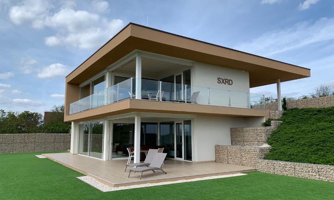 Szekszard Apartment | Unforgettable SXRD Luxus Apartmanok: 5-Star Stay with Hot Tub