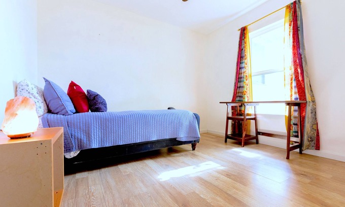 MLK House | Inviting 3-Bedroom House with AC, WiFi & Hot Tub in Austin