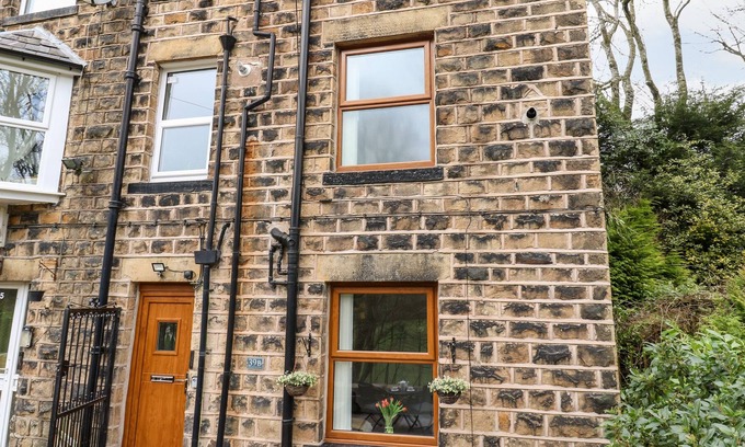 Dobcross Cottage | SYCAMORE COTTAGE, pet friendly, with a garden in Dobcross, Oldham