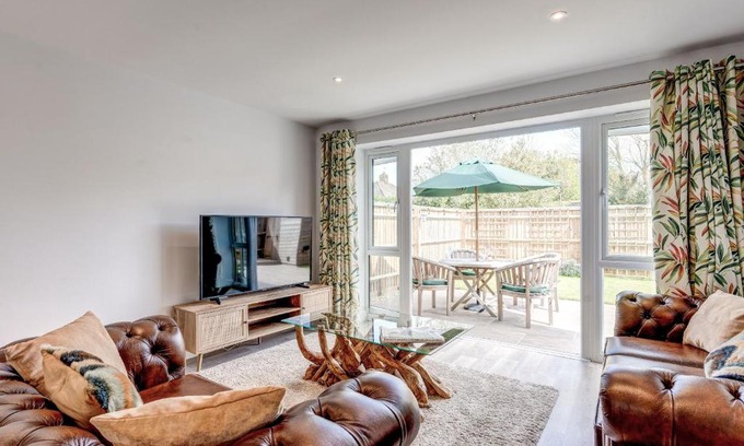 Botley House | Sycamore House: Family-Friendly Getaway with Top Reviews