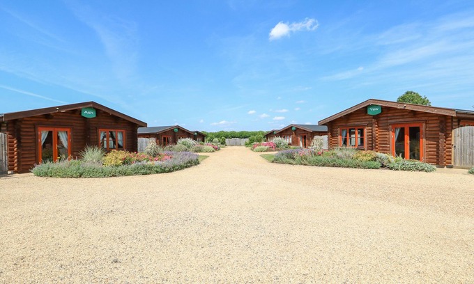 Castle Bytham Cottage | Family-Friendly Sycamore Lodge with Pool in Rutland