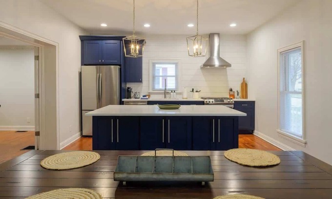 Three Oaks House | Ideal Sycamore Suites: Perfect for Groups Near Journeyman