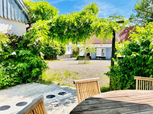 Vastra Vemmenhog Bed & Breakfast | Unforgettable Stay at Sydkustens, Tullnäs Vingård - 10/10!