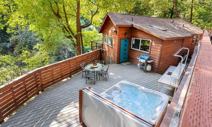 Guerneville Cabin | Experience Sydney's Retreat: 5-Star Tree-Top Cabin Getaway