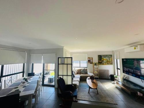 Austral House | Relaxing Sydney Stay - 5 Bedrooms, Oceanfront & Pet Friendly