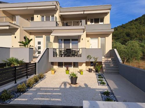 Skala Rachoniou House | Vila Iris: Family-Friendly Retreat in Skala Rachoniu
