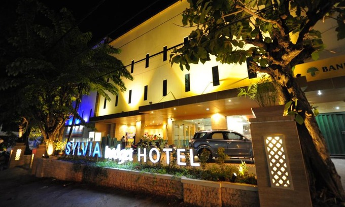 Kupang Hotel | Budget-Friendly Sylvia Hotel with Pool and Breakfast