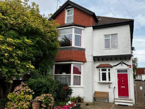 Bexhill-on-Sea Apartment | Enjoy Your Stay at Sylvian: Pet-Friendly 4-Star Retreat