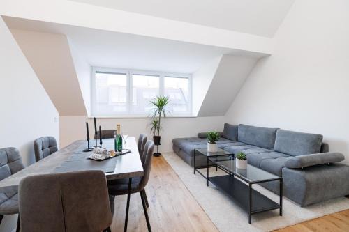 Neulerchenfeld Apartment | Modern Symphony Apartments: Oceanview Loft with Private Terrace