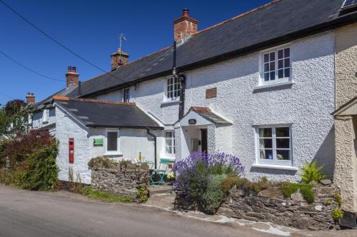 Wheddon Cross House | Pet-Friendly Retreat at Syms Cottage Cutcombe - Rated 8.4/10