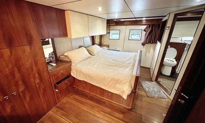 Queenstown Boat Rental | Synergy B