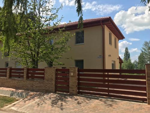 Balatonszarszo House | Experience the Delight of Szárszószép Villa with Ocean Views