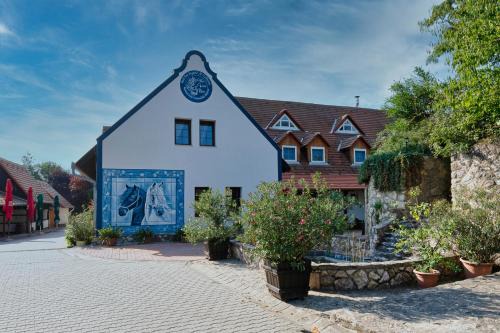 Nyul Hotel | Remarkable Szél Fiai Fogadó: Guest Rated 9.6/10 with Pool