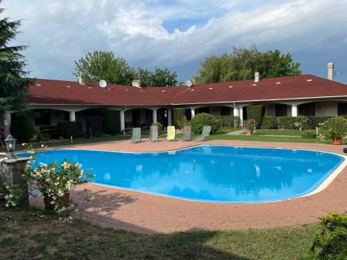 Szolosgyorok Apartment | Charming Szőlősgyörök Kun Apartment with Pool & Ocean View