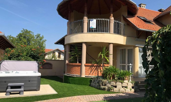 Zamardi House | Oceanfront Szabó Vendégház Zamárdi with Pool & Hot Tub