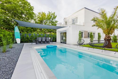 Siofok-Szabadifurdo Apartment | Relax at Szabadi Pihenőház with Pool & Family Amenities
