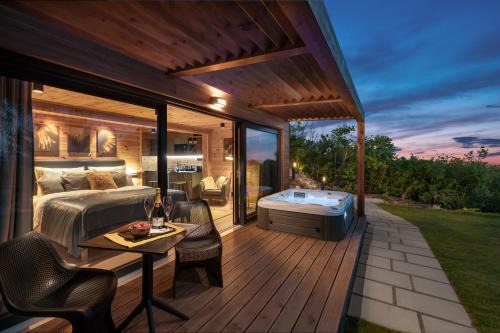 Szentendrei Apartment | Panoramic Retreat at Szarvashegy with Hot Tub & Breakfast