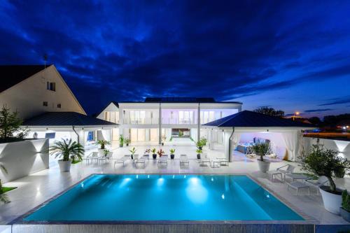 Tunyogmatolcs Bed & Breakfast | Experience Szatmár Cottage Boutique Hotel with Ocean Views