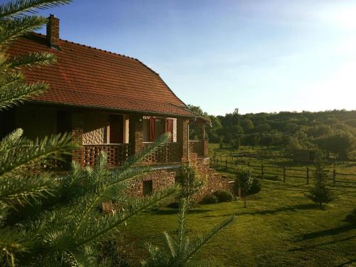 Szello House | Welcoming Szellő Porta: Pet-Friendly with Hot Tub Bliss