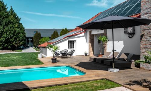 Kisharsany Bed & Breakfast | Relax at Szent György Kúria: Pool, Restaurant & Hot Tub