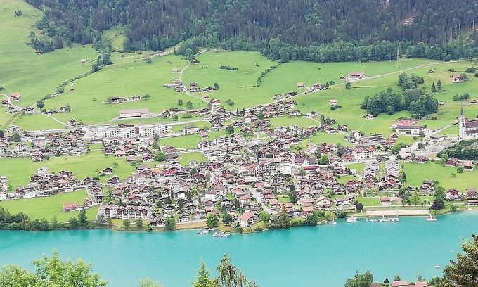 Lungern Apartment | Experience Szilvias Bergwiesenblick with Pool & Ocean Views
