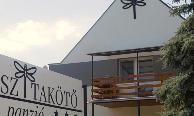 Tiszafured House | Unforgettable Stay at Szitakötő Panzió with Ocean Views