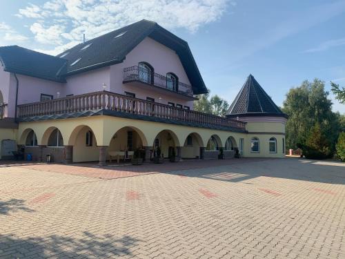 Miastko House | Pet-Friendly Retreat at Szlachecki Dwór with Breakfast